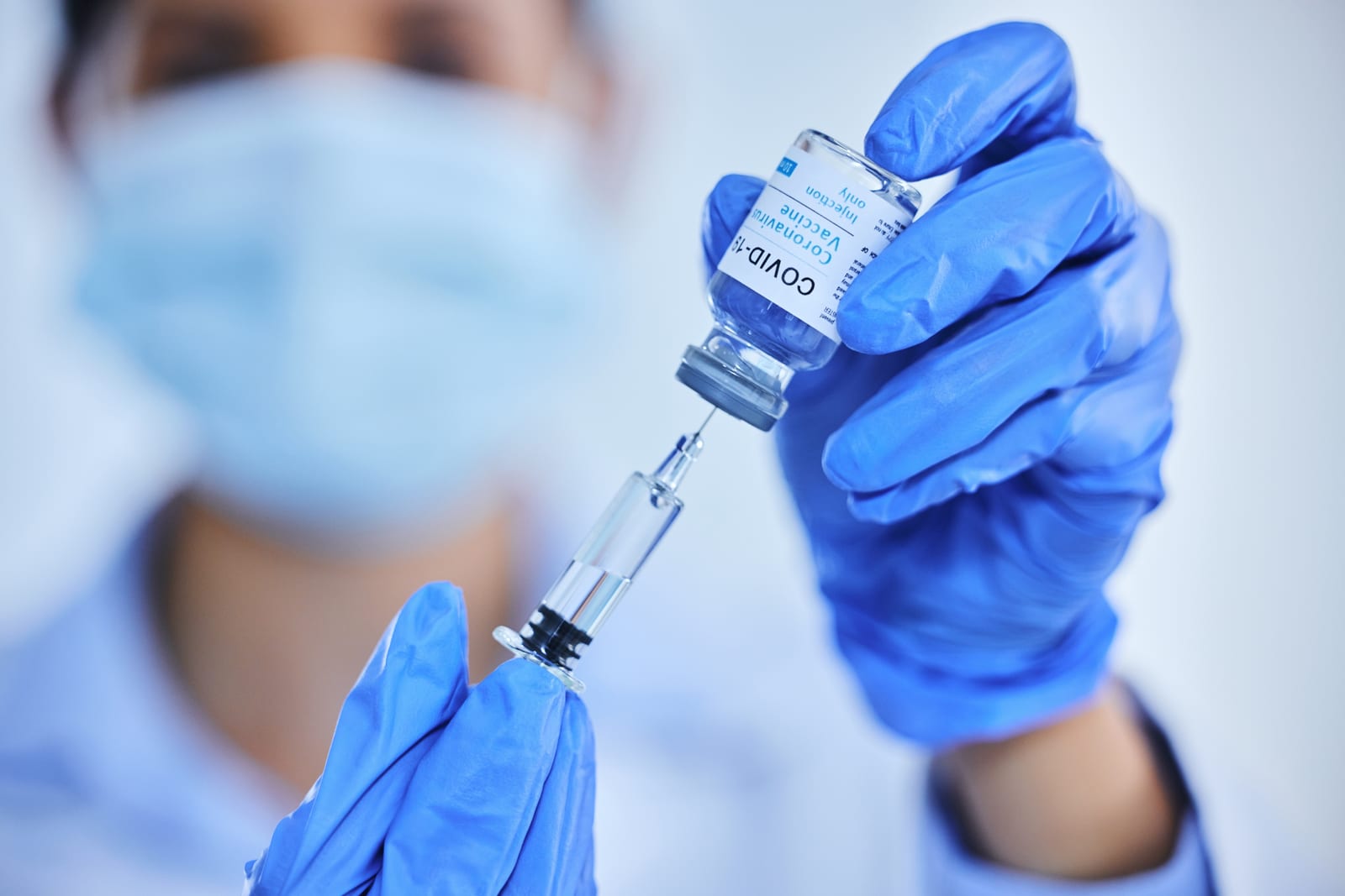 Profissional de saúde prepara dose de vacina contra a covid-19